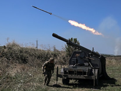 جنود أوكرانيون من اللواء 108 المنفصل للدفاع الإقليمي يطلقون أنظمة إطلاق صواريخ صغيرة متعددة تجاه القوات الروسية، وسط الهجوم الروسي على أوكرانيا، بالقرب من خط المواجهة في منطقة زابوريجيا، أوكرانيا. 19 أغسطس 2023 - REUTERS