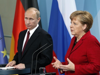 المستشارة الألمانية أنغيلا ميركل والرئيس الروسي فلاديمير بوتين  - AP