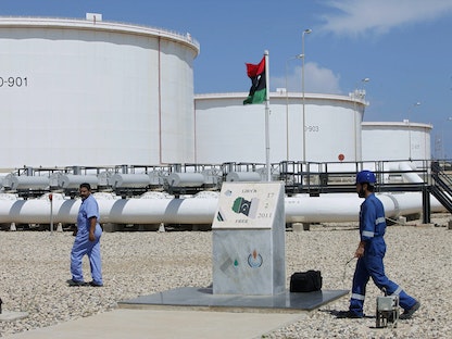 صهاريج تخزين النفط الخام في مصفاة الزاوية غرب العاصمة الليبية طرابلس - REUTERS