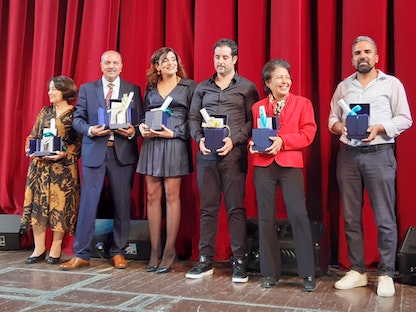 صورة جماعية للفائزين بجوائز "الكومار الذهبي" في تونس. 06 مايو 2023  - AFP
