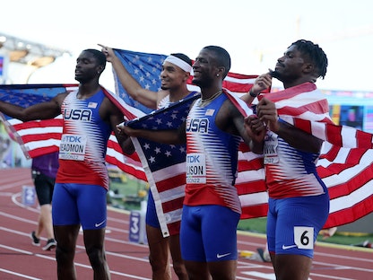 المنتخب الأميركي يحتفل بذهبية سباق التتابع 4 في 400 متر ببطولة العالم - 25 يوليو 2022 - REUTERS