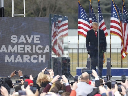 الرئيس الأميركي السابق دونالد ترمب يتحدث خلال "مسيرة إنقاذ أميركا" قرب البيت الأبيض، 6 يناير  2021 - Bloomberg
