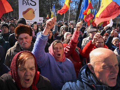 متظاهرون يشاركون في احتجاجات مناهضة لحكومة مولدوفا نظمها حزب موالٍ لروسيا في كيشيناو. 12 مارس 2023 - AFP