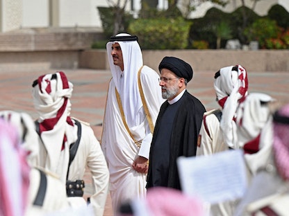 أمير قطر الشيخ تميم بن حمد آل ثاني، خلال استقبال الرئيس الإيراني إبراهيم رئيسي في الدوحة - 21 فبراير 2022 - AFP