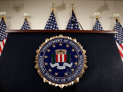 شعار مكتب التحقيقات الفيدرالي في قاعة المؤتمرات الصحافية بمقره الرئيسي - REUTERS