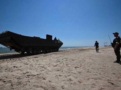 خبراء ألغام روس يزيلون الألغام من خليج وشاطئ ماريوبل. 12 يونيو 2022  - AFP
