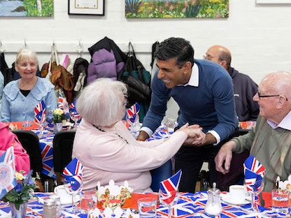 رئيس الوزراء البريطاني ريشي سوناك يزور مركزا لرعاية كبار السن، خلال يوم الأعمال التطوعية. لندن. 2023 - AFP