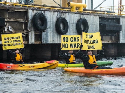نشطاء منظمة "Greenpeace" أثناء منعهم تفريغ شحنة غاز روسي في فنلندا - 17 سبتمبر 2022 - via REUTERS