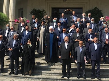 الرئيس الإيراني حسن روحاني في صورة جماعية مع أعضاء حكومته خلال الاجتماع الأخير في طهران - 1 أغسطس 2021 - tasnimnews.com