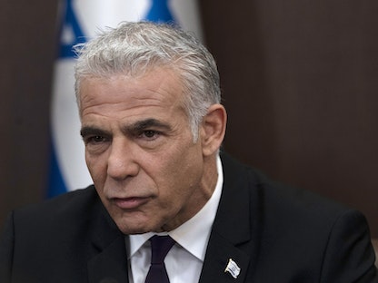 رئيس الوزراء الإسرائيلي المكلف يائير لبيد خلال اجتماع الحكومة الأسبوعي. 10 يوليو 2022. - AFP