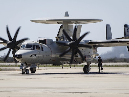 طائرة تابعة للبحرية الأميركية من طراز E-2C Hawkeye وهي عبارة عن نظام إنذار مبكر خلال وجودها في قاعدة بحرية في كاليفورنيا، الولايات المتحدة- 31 يوليو 2015. - REUTERS
