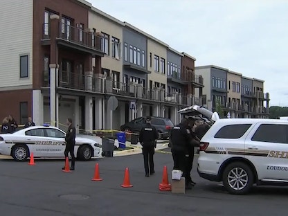 شرطة مقاطعة لودون بولاية فرجينيا الأميركية تغلق أحد الشوارع بعد العثور على مصريين متوفيين في منزلهما - 24 مايو 2022 - nbcwashington.com