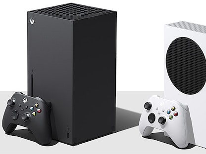 إصدارات Xbox Series S (يمين) وXbox Series X (يسار) من الجيل الرابع للإكس بوكس - Microsoft