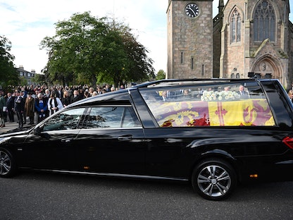 نعش الملكة إليزابيث الثانية المغطى بالراية الملكية لاسكتلندا في طريقه إلى إدنبرة- 11 سبتمبر 2022. - AFP