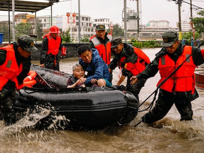 عمليات إجلاء سكان بسبب مياه الفيضانات في بلدة شينكو بمدينة فوكينج بعد أن وصل إعصار دوكسوري إلى اليابسة في مقاطعة فوجيان الصينية. 29 يوليو 2023 -  REUTERS