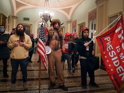 جانب من أنصار الرئيس الأميركي السابق دونالد ترمب أثناء اقتحام الكونجرس في العاصمة واشنطن. 6 يناير 2021 - AFP
