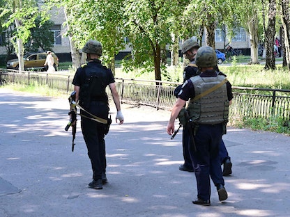 عناصر الجيش الأوكراني في أحد شوارع مدينة سلوفيانسك بمقاطعة دونيتسك. 6 يوليو 2022. - AFP