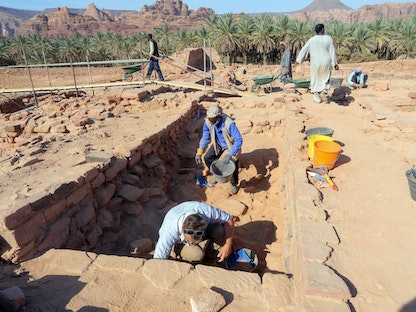 علماء آثار فرنسيون خلال اكتشاف أوان فخارية يعتقد أنها تعود إلى النصف الثاني من الألفية الأولى قبل الميلاد في السعودية - REUTERS