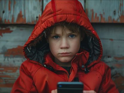 صورة أنتجتها الشرق بالذكاء الاصطناعي لطفل يستخدم هاتفه الذكي. 4 مايو 2024 - Midjourney - Midjourney