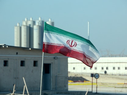 علم إيران أمام محطة بوشهر النووية - AFP