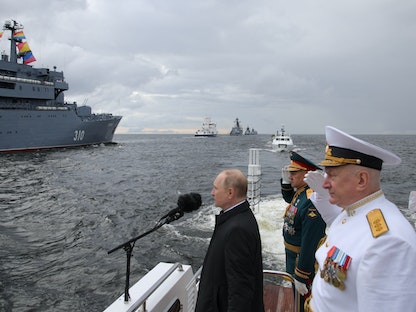 الرئيس الروسي فلاديمير بوتين يحضر احتفالاً بيوم البحرية في سان بطرسبرغ -31 يوليو 2022 - via REUTERS