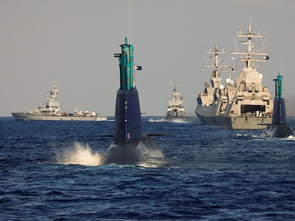 غواصتان تابعتان للبحرية الإسرائيلية خلال مناورة في البحر المتوسط قبالة سواحل حيفا، 9 يونيو 2021 - REUTERS