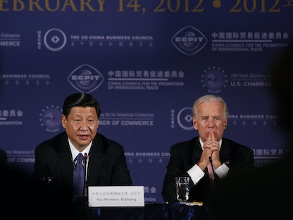 الرئيس الأميركي جو بايدن عندما كان نائباً للرئيس، مع الرئيس الصيني شي جين بينج عندما كان نائب الرئيس أيضاً، واشنطن - 14 فبراير 2012. - REUTERS