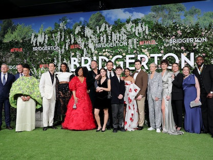 صورة لطاقم عمل مسلسل "بريدجرتون" خلال حضورهم العرض الأول للموسم الثاني في لندن - 22 مارس 2022. - REUTERS