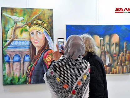جانب من المعرض التشكيلي الجماعي الذي استضافته صالة الشعب في العاصمة السورية دمشق، بمناسبة يوم الأرض. - سانا