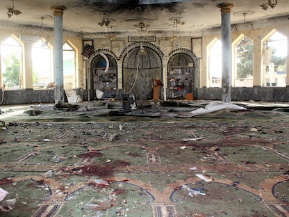 صورة لتفجير مسجد شيعي أودى بعشرات الضحايا في قندوز بأفغانستان، 8 أكتوبر 2021 - REUTERS