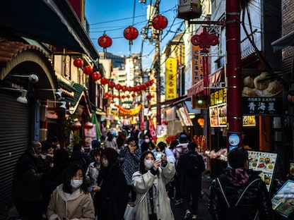 أشخاص يسيرون في أحد شوارع الحي الصيني في يوكوهاما بمحافظة كاناجاوا جنوب العاصمة اليابانية طوكيو. 7 يناير 2023  - AFP