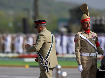 قائد الجيش الباكستاني الجنرال قمر جاويد باجوا خلال عرض عسكري بمناسبة العيد الوطني الباكستاني في إسلام آباد- 23 مارس 2022 - REUTERS