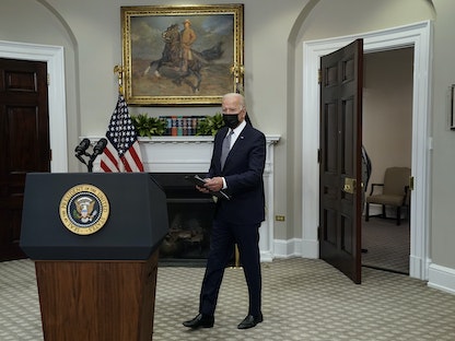 الرئيس الأميركي جو بايدن قبل كلمة يلقيها في البيت الأبيض بشأن التطورات الأخيرة في أفغانستان - 24 أغسطس 2021 - Bloomberg