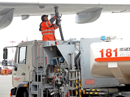 عامل يملأ طائرة من نوع "ايرباص" بوقود طائرات - REUTERS