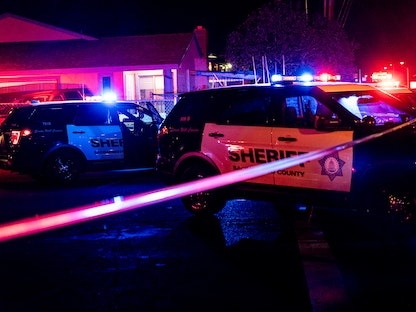 الشرطة في مسرح جريمة خارج كنيسة حيث قتل رجل بالرصاص 4 أشخاص بينهم 3 من أطفاله، قبل أن ينتحر، سكرامنتو، كاليفورنيا، الولايات المتحدة -28 فبراير 2022. - AFP