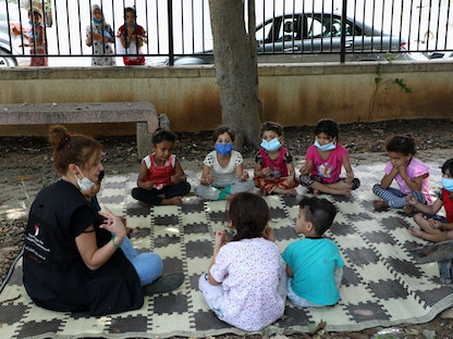 أطفال يشاركون في أنشطة ترفيهية يشرف عليها متطوعون لتعزيز الدعم النفسي والاجتماعي للأشخاص المتضررين من انفجار ميناء العاصمة اللبنانية بيروت - 20 أغسطس 2020 - REUTERS