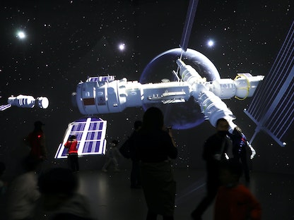 شاشة عملاقة تعرض صوراً لمحطة الفضاء الصينية في متحف العلوم والتكنولوجيا ببكين، 24 أبريل 2021 - REUTERS