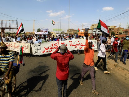 مظاهرات بالعاصمة السودانية الخرطوم احتجاجاً على تحركات الجيش الأخيرة واعتقال عدد من مسؤولي الحكومة وأعضاء مجلس السيادة - 30 أكتوبر 2021 - REUTERS