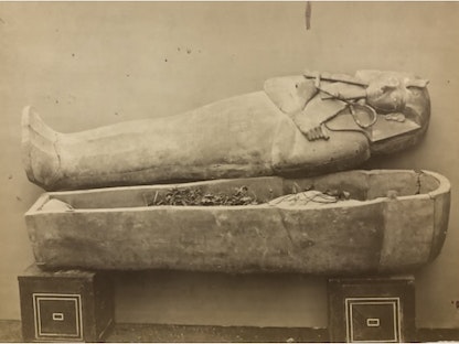مومياء ملكية سيتم نقلها من المتحف المصري في التحرير إلى متحف الحضارة بالفسطاط - تصوير الألماني إميل بروجش عام 1881 - (الشرق)
