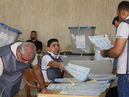 جانب من عمليات فرز وعدّ الأصوات في الانتخابات التشريعية العراقية، بغداد - 13 أكتوبر 2021. - REUTERS