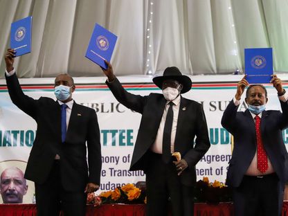 قادة السودان وجنوب السودان يرفعون نسخاً من اتفاق السلام مع الحركات المسلحة في جوبا - REUTERS