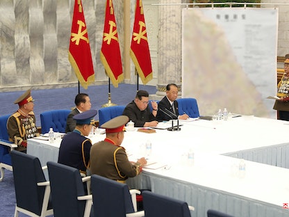 جانب من الاجتماع اللجنة العسكرية المركزية الذي حضره زعيم كوريا الشمالية كيم جونج أون - 23 يونيو 2022. - via REUTERS