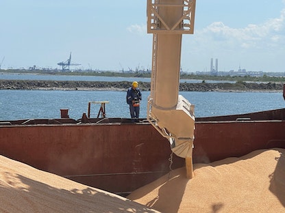 موظف يتابع تحميل سفينة شحن بالحبوب بميناء كونستانتا بالبحر الأسود في رومانيا متجهة لمصر - 11 مايو 2022 - REUTERS