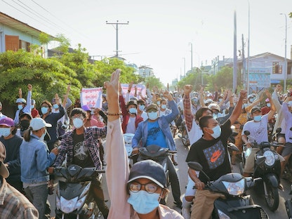 محتجون يطالبون بالديمقراطية في ماندالاي بميانمار - 16 مايو 2021 -  REUTERS