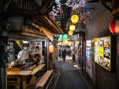 أحد المطاعم في العاصمة اليابانية طوكيو، 23 أبريل 2021 - AFP