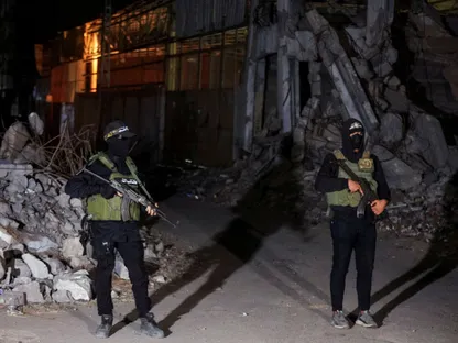 مقاتلو كتائب "القسام" خلال عملية تسليم جثامين محتجزين إسرائيليين في غزة. 15 أكتوبر 2025 - REUTERS