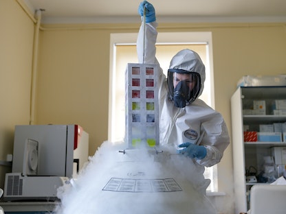 تصنيع لقاح مضاد لفيروس كورونا في مركز  نيكولاي جاماليا الوطني للأوبئة والأحياء الدقيقة في موسكو - 6 أغسطس 2020 - AP