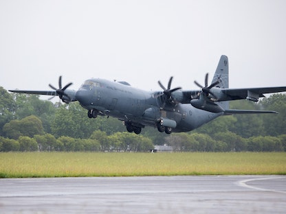 طائرة تابعة لسلاح الجو الملكي الأسترالي (RAAF) C-130J Hercules تغادر قاعدة RAAF في ريتشموند- 18 يناير 2022 - AFP