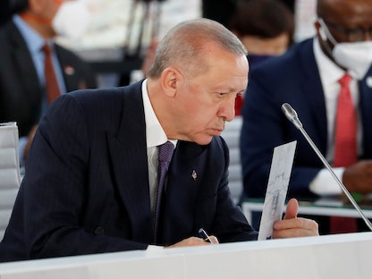 الرئيس التركي رجب طيب أردوغان يصل إلى اجتماع مائدة مستديرة خلال قمة مجموعة العشرين في روما، إيطاليا. 30 أكتوبر 2021 - REUTERS