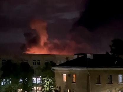 صورة مأخوذة من مقطع فيديو تظهر اشتعال النيران في مطار بمدينة بسكوف غرب روسيا. 21 أغسطس 2023 - AFP